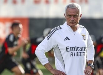 José Mourinho exalta a organização do Benfica: “É uma instituição colossal que continua a me impressionar”