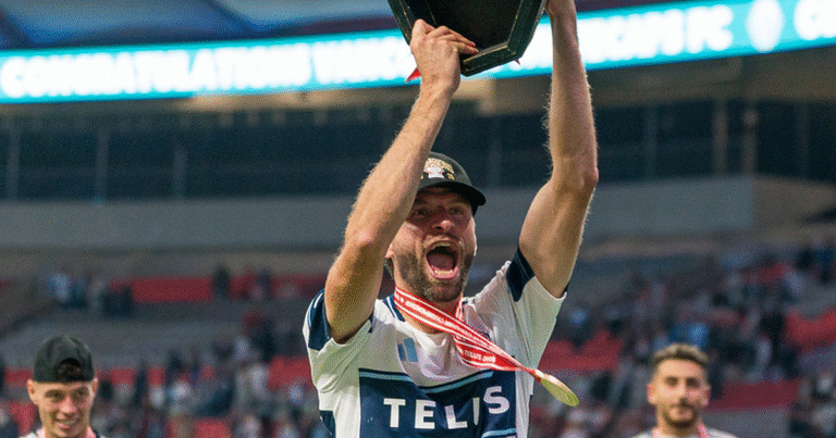 Thomas Müller atinge a marca de 300 gols na carreira, adiciona mais um troféu ao seu currículo e se torna o jogador alemão com mais conquistas na história.