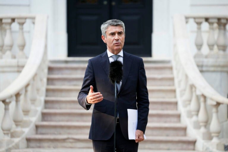 Descrente" com cortes no SNS, José Luís Carneiro solicita renúncia da titular da Saúde.