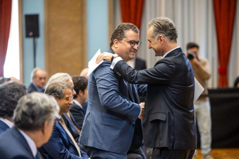 Titular da Pasta das Finanças afirma que a alienação do Novobanco a franceses previne concentrações excessivas.