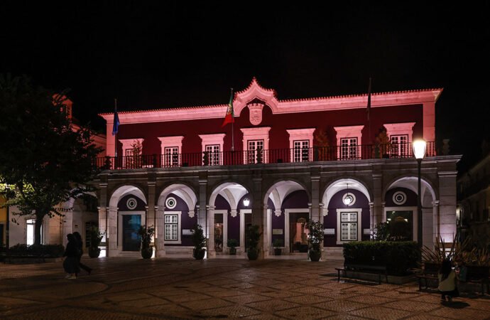 Câmara Municipal brilha em rosa na luta contra o câncer de mama