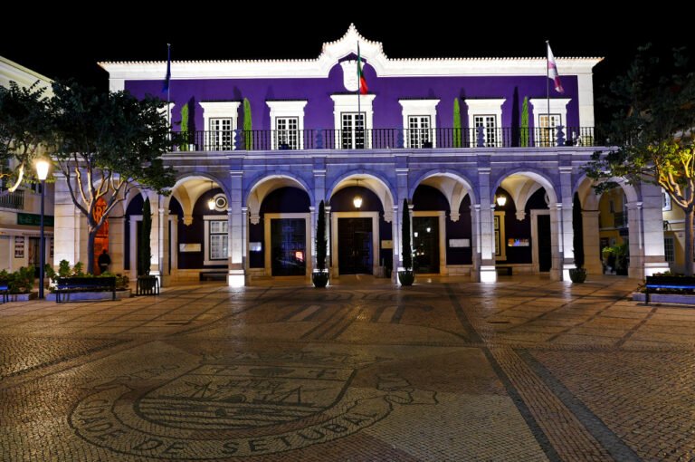 Pavilhão Municipal iluminado em homenagem ao sismo de 1755