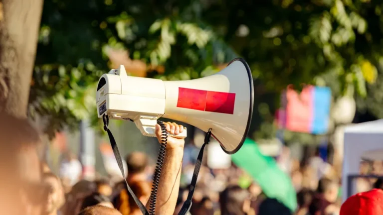 Cerca de cem manifestantes exigem justiça social no Rossio.