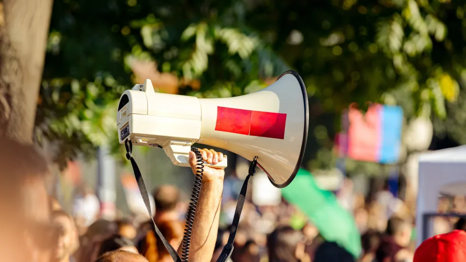 Cerca de cem manifestantes exigem justiça social no Rossio.