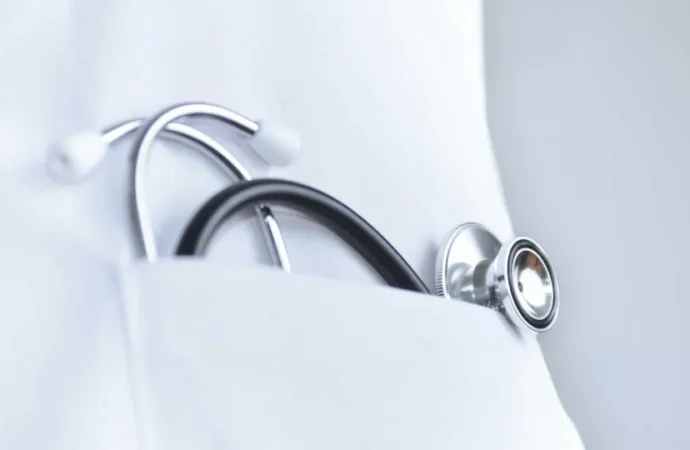 Médico e enfermeira sentenciados após falecimento de paciente alérgico à penicilina – PPulse