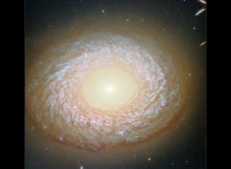 Hubble descobre uma galáxia híbrida com um passado enigmático e tumultuado.