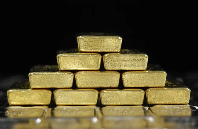 Ouro atinge a marca de $4.000 por onça pela primeira vez na história.