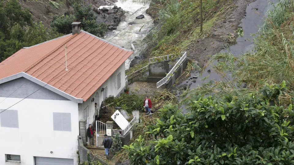 Chuvas intensas deixam regiões montanhosas e o litoral sul da Madeira em 'amarelo'