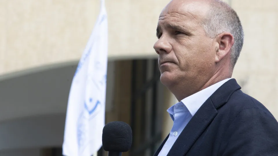 Raimundo denuncia PSD e PS de terem conspirado para “apropriar-se da costa alentejana”