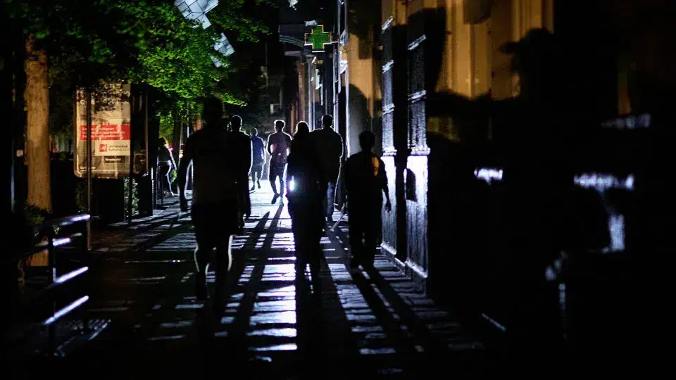 Espanha percebe "flutuações repentinas de voltagem" e irá reforçar a rede