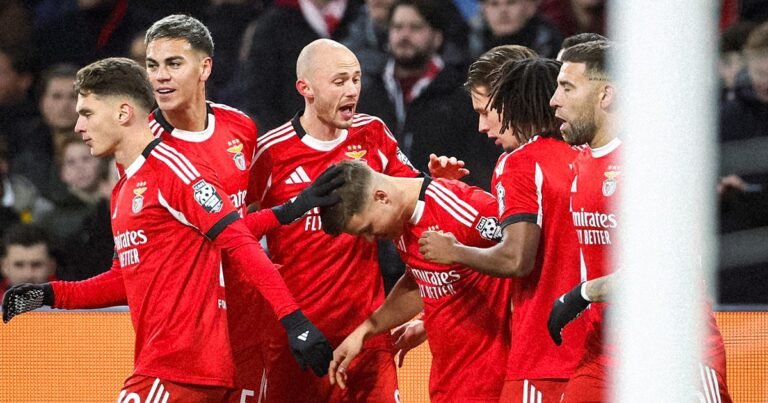 Benfica ultrapassa Ajax ao fim do primeiro tempo. Confira o gol que traz a liderança às águias.