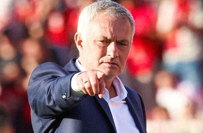 Mourinho destaca duelo com o Ajax: ‘Ambas as equipes enfrentam pressão’