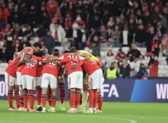 Descubra os elevens de Benfica e Ajax. Leandro Barreiro como titular