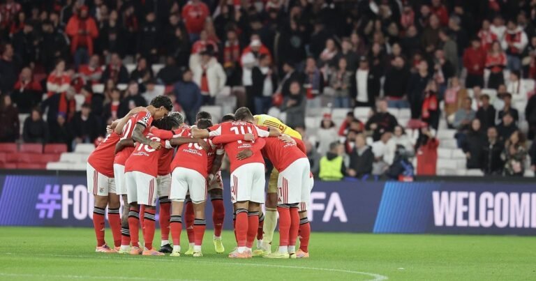 Descubra os elevens de Benfica e Ajax. Leandro Barreiro como titular