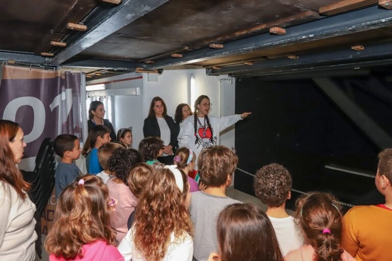 A Plataforma continua a expor os segredos para os jovens.