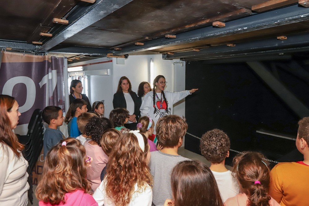 A Plataforma continua a expor os segredos para os jovens.