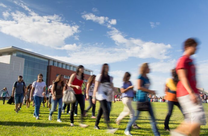 Cerca de cem organizações apresenta-se e recruta na Universidade de Aveiro