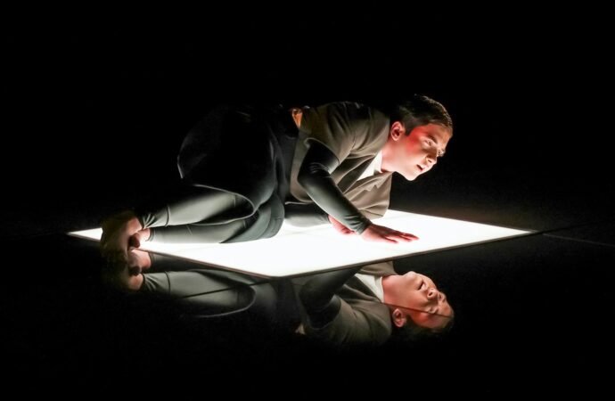 A Obra do Estúdio Fontenova Investiga a Variedade Humana