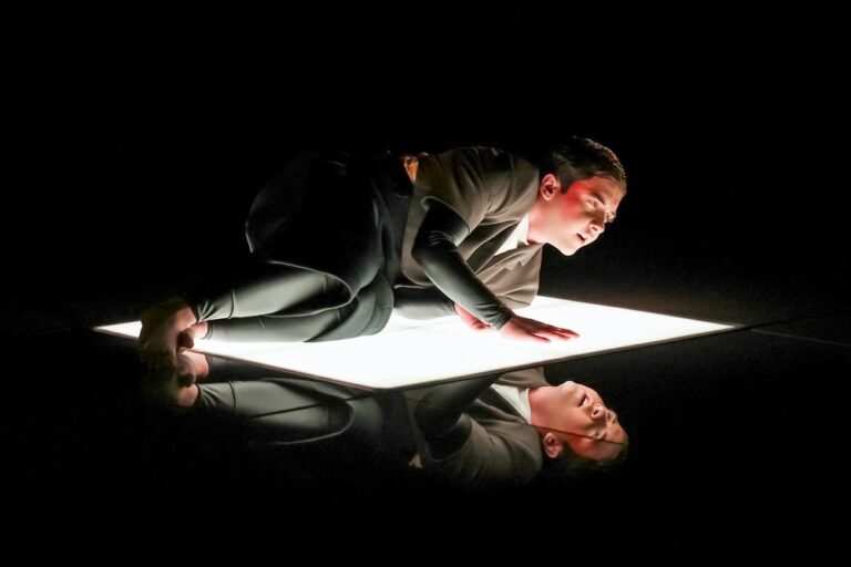 A Obra do Estúdio Fontenova Investiga a Variedade Humana