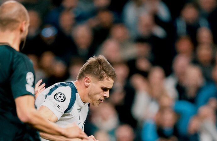 REENCARNAÇÃO DE BALE EM VAN DE VEN: CENTRAL DO TOTTENHAM ASSINA UM DOS GOLS DO ANO NA CHAMPIONS