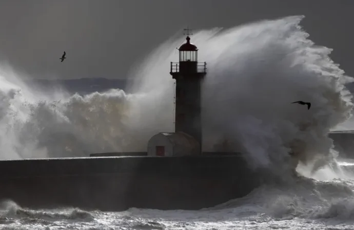 Litoral em alerta novamente por agitação marítima. Chuvas apenas na segunda-feira.