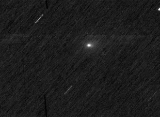 Um viajante interestelar ilumina o céu do Planeta Vermelho.