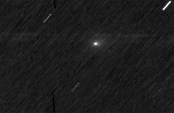 Um viajante interestelar ilumina o céu do Planeta Vermelho.