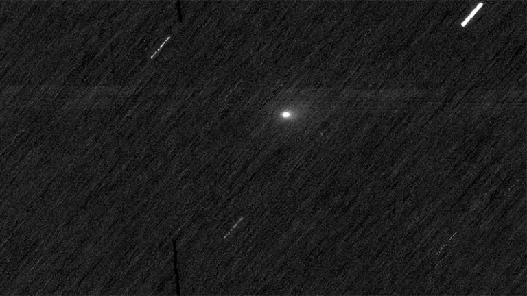 Um viajante interestelar ilumina o céu do Planeta Vermelho.