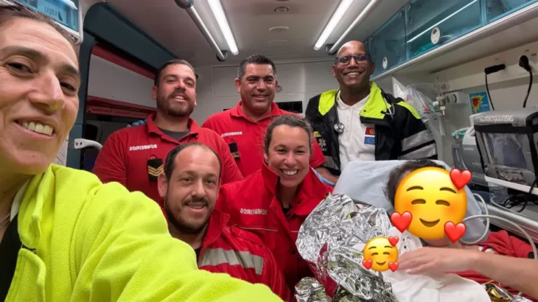 Vai para a ala da maternidade e é mandada embora. Após 2 horas, bebê nasce no carro.