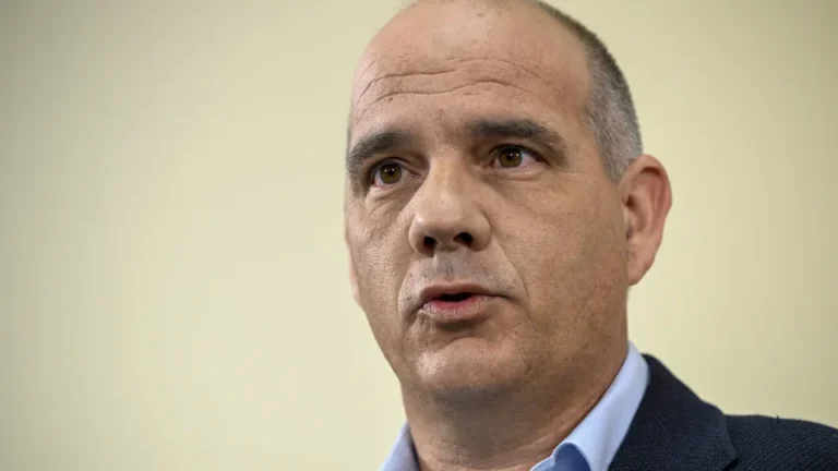 A aceitação política diante dos poderosos enfraquece a população e suas vidas