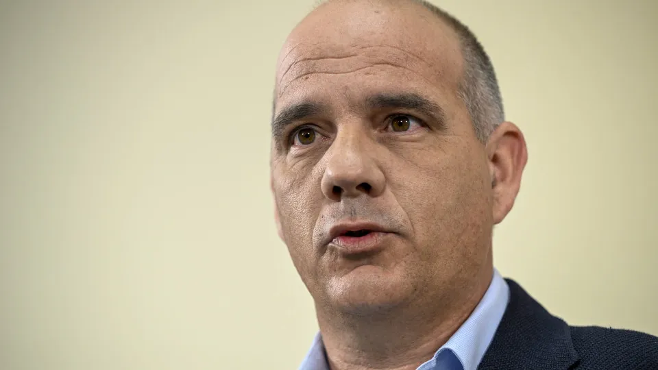 A aceitação política diante dos poderosos enfraquece a população e suas vidas