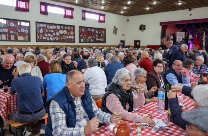 Banquete para a Terceira Idade lota centro nas Praias do Sado