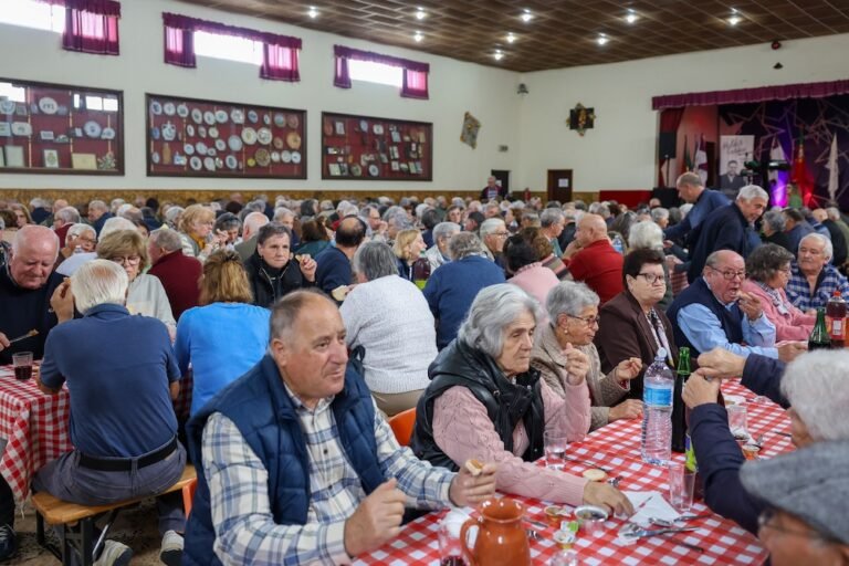 Banquete para a Terceira Idade lota centro nas Praias do Sado