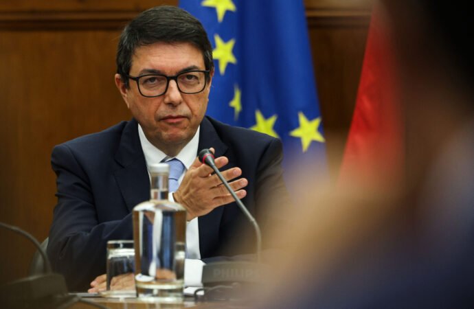 Gestor do Serviço Nacional de Saúde revela que existem aproximadamente 2.800 internações incorretas nas unidades hospitalares