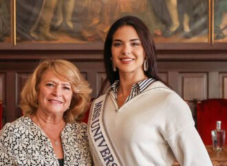Rainha da Beleza Portuguesa Recebida nos Paços do Município