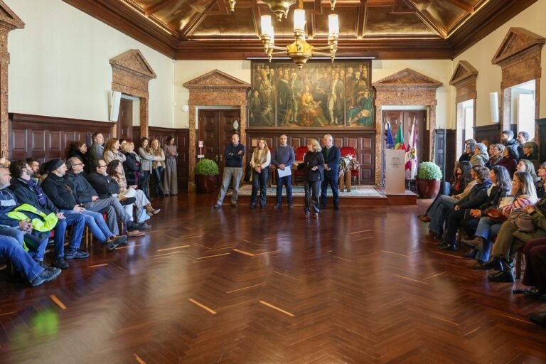 Líder Expressa Saudações Festivas aos Colaboradores