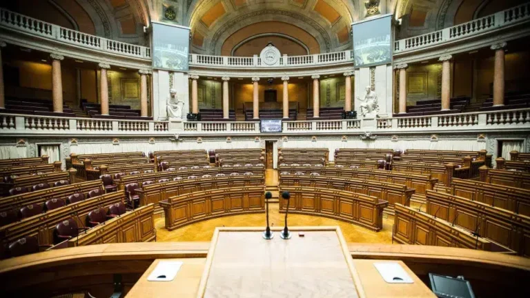 Após o incidente com Eva Cruzeiro, são adotadas ações contra a falsificação de assinaturas.