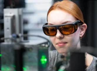 Este partícula brilhante em uma armadilha a laser pode desvendar como os relâmpagos se iniciam