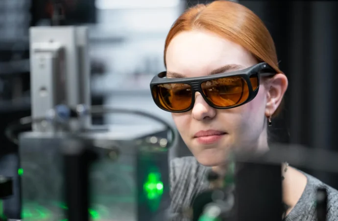 Este partícula brilhante em uma armadilha a laser pode desvendar como os relâmpagos se iniciam