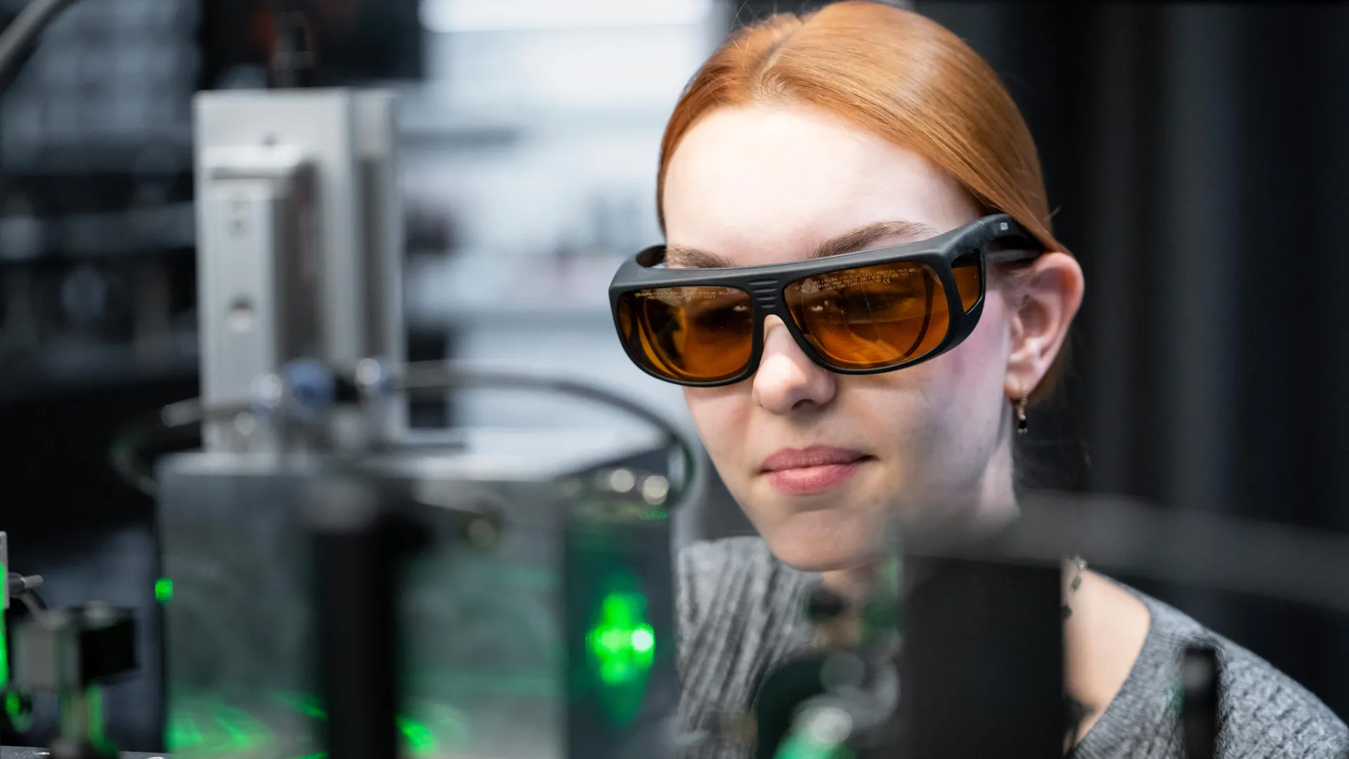 Este partícula brilhante em uma armadilha a laser pode desvendar como os relâmpagos se iniciam