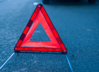 Acidente entre caminhão e veículo resulta em fatalidade e ferido em Grândola