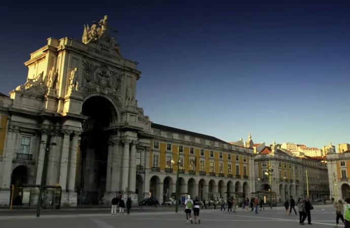Desfile militar polêmico marca o início das celebrações do cinquentenário.