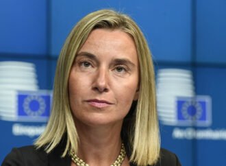 Ex-vice-presidente da Comissão Europeia, Federica Mogherini, entre três arrestados por suspeito de engano.