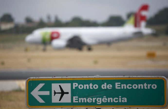 Greve total: Associação dos aviadores opta por se unir à interrupção após reunião geral