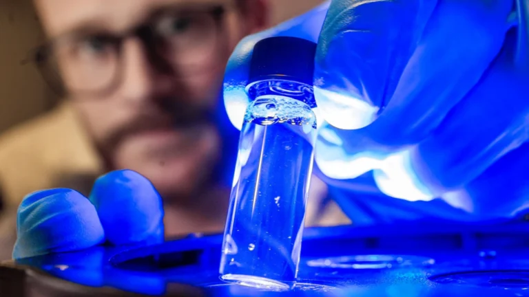 Eletrodos Luminosos Transformam Pele e Roupas em Sensores