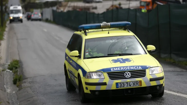 Um falecido e um ferido em colisão com caminhão, automóvel e moto em Alenquer - PPulse