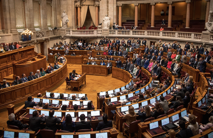 Portugal aprova novo regulamento de atuação de lobistas e aumenta a clareza pública.