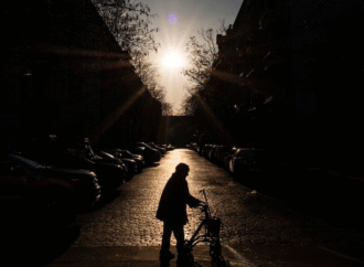 Sistema de aposentadorias contribui para estender vida laboral, mas existem disparidades e rendimentos inferiores ao essencial.