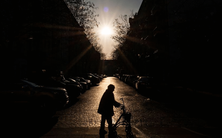 Sistema de aposentadorias contribui para estender vida laboral, mas existem disparidades e rendimentos inferiores ao essencial.