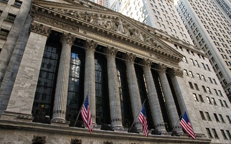 Bolsa fecha com Dow Jones à frente das altas na véspera de Natal